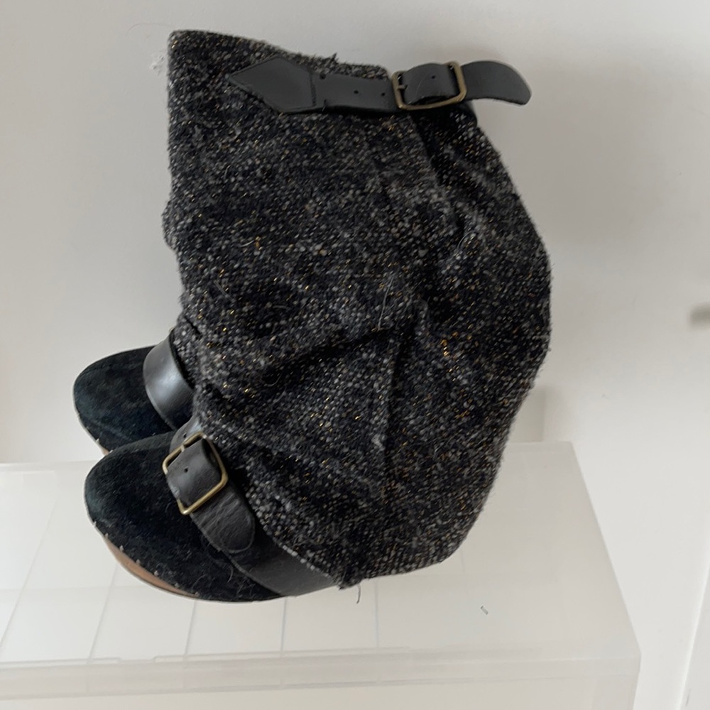 “Longer Lashes” Japanese style platform